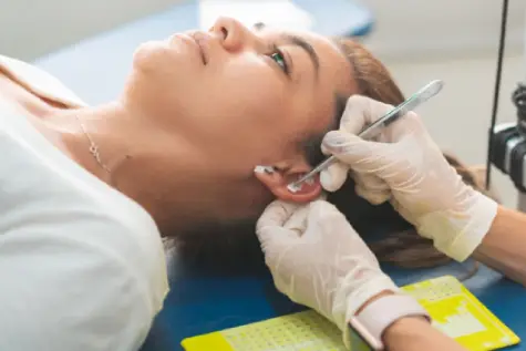 realizando el trabajo de auriculoterapia