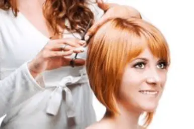 profesional enseñando lapeluqueria básica y avanzada